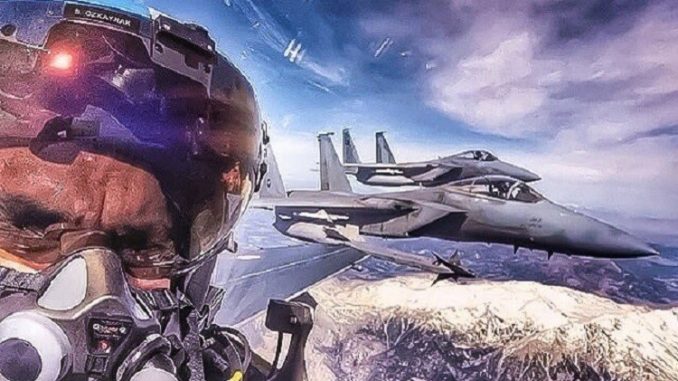 صورة لطيار تركي مع مقاتلات سعودية
