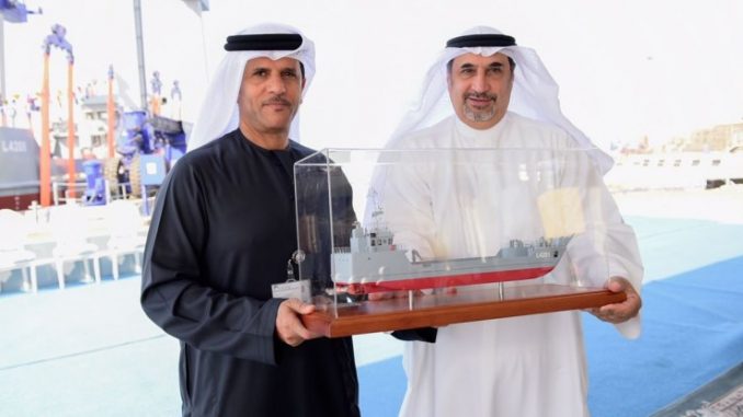 سفير الكويت في أبوظبي صلاح البعيجان يتسلم نموذج من الزورق العسكري خلال حفل الاستلام سفير الكويت في أبوظبي صلاح البعيجان يتسلم نموذج من الزورق العسكري خلال حفل الاستلام