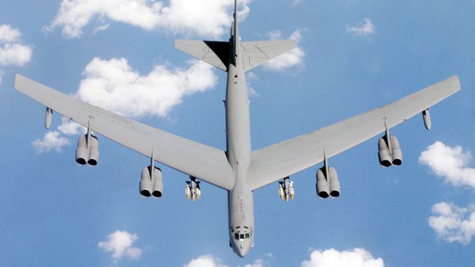 قاذفة القنابل B-52 Stratofortress قاذفة القنابل B-52 Stratofortress