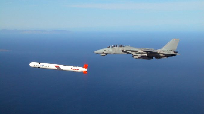 صاروخ توماهوك ومقاتلة F-14 صاروخ توماهوك ومقاتلة F-14