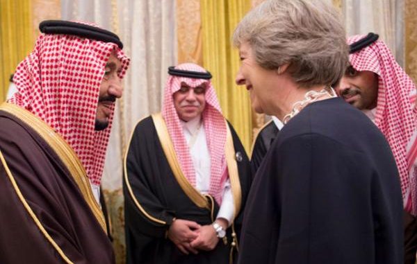 العاهل السعودي ورئيسة بريطانيا العاهل السعودي ورئيسة بريطانيا