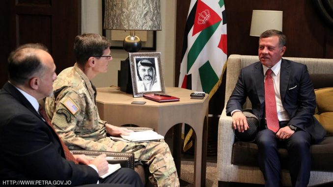 ملك الأردن خلال استقباله قائد القيادة المركزية الأميركية ملك الأردن خلال استقباله قائد القيادة المركزية الأميركية