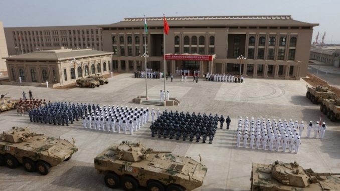 عناصر من الجيش الصيني في القاعدة العسكرية في جيبوتي (AFP) عناصر من الجيش الصيني في القاعدة العسكرية في جيبوتي (AFP)