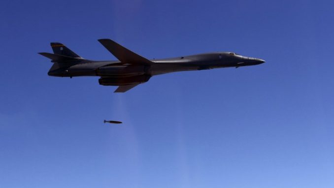 قاذفة بي-1بي لانسر خلال المناورات (AFP) قاذفة بي-1بي لانسر خلال المناورات (AFP)
