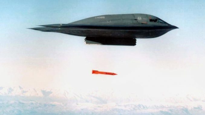قاذفة قنابل تلقي قنبلة بي-61 قاذفة قنابل تلقي قنبلة بي-61