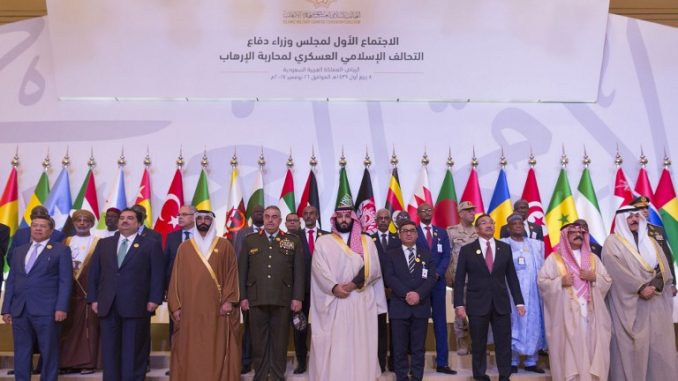 ولي العهد السعودي ووزير الدفاع محمد بن سلمان وسط صورة جماعية مع وزراء دفاع ومسؤولين آخرين في التحالف الإسلامي خلال الاجتماع في العاصمة الرياض في 26 نوفمبر 2017 (القصر الملكي السعودي) ولي العهد السعودي ووزير الدفاع محمد بن سلمان وسط صورة جماعية مع وزراء دفاع ومسؤولين آخرين في التحالف الإسلامي خلال الاجتماع في العاصمة الرياض في 26 نوفمبر 2017 (القصر الملكي السعودي)