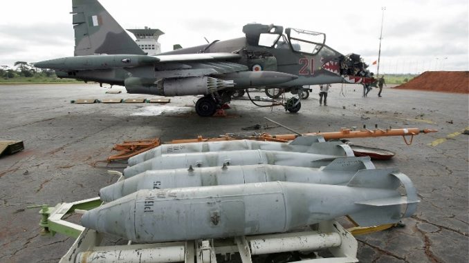 إحدى مقاتلتي "سوخو-25" الإثنتين التي تم "تحييدها" (Neutralized) من قبل القوات االفرنسية رداً على مقتل تسعة جنود فرنسيين خلال قصف بواكيه الذي يسيطر عليه المتمردون، على مدرج مطار ياموسوكرو في 14 نوفمبر/تشرين الثاني 2004 (AFP PHOTO PASCAL GUYOT) إحدى مقاتلتي "سوخو-25" الإثنتين التي تم "تحييدها" (Neutralized) من قبل القوات االفرنسية رداً على مقتل تسعة جنود فرنسيين خلال قصف بواكيه الذي يسيطر عليه المتمردون، على مدرج مطار ياموسوكرو في 14 نوفمبر/تشرين الثاني 2004 (AFP PHOTO PASCAL GUYOT)