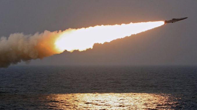 صورة غير مؤرخة لتجربة إطلاق صاروخ روسي من البحر (وكالة سبوتنيك-صورة أرشيفية) صورة غير مؤرخة لتجربة إطلاق صاروخ روسي من البحر (وكالة سبوتنيك-صورة أرشيفية)