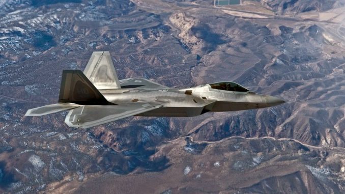 مقاتلة أف-22 تابعة لسلاح الجو الأميركي تحلّق فوق نيفادا خلال مهام تدريبية (Flickr/US Air Force) مقاتلة أف-22 تابعة لسلاح الجو الأميركي تحلّق فوق نيفادا خلال مهام تدريبية (Flickr/US Air Force)