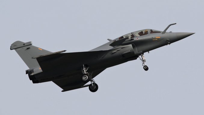مقاتلة "رافال" خاصة بالقوات الجوية الأميرية القطرية تقلع من قاعدة بوردوكس-ميريغناك في فرنسا في نيسان/أبريل الماضي (صورة أرشيفية) مقاتلة "رافال" خاصة بالقوات الجوية الأميرية القطرية تقلع من قاعدة بوردوكس-ميريغناك في فرنسا في نيسان/أبريل الماضي (صورة أرشيفية)