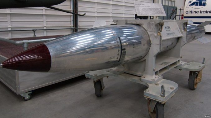 قنبلة B61 النووية الأميركية خلال عرضها في متحف "الجو والفضاء" (Air and Space Museum) في تاكسون، أريزونا (Flickr user Dave Bezaire) قنبلة B61 النووية الأميركية خلال عرضها في متحف "الجو والفضاء" (Air and Space Museum) في تاكسون، أريزونا (Flickr user Dave Bezaire)