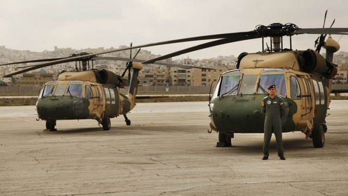 القائد طارق المغيرة يقف أمام طائرتي هليكوبتر من طراز UH-60A، تعرفان باسم "بلاك هوك"، سلّمتها الولايات المتحدة للأردن في مطار ماركا في عمان، في 3 آذار/مارس 2016 (AP) القائد طارق المغيرة يقف أمام طائرتي هليكوبتر من طراز UH-60A، تعرفان باسم "بلاك هوك"، سلّمتها الولايات المتحدة للأردن في مطار ماركا في عمان، في 3 آذار/مارس 2016 (AP)