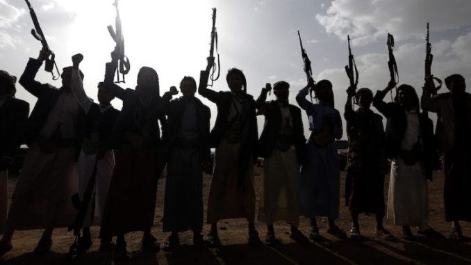 يطلق المتمردون الحوثيون في اليمن شعارات خلال تجمع لحشد المزيد من المقاتلين على جبهات القتال لمحاربة القوات الموالية للحكومة، في 18 حزيران/يونيو 2017، في العاصمة اليمنية صنعاء (صورة أرشيفية) يطلق المتمردون الحوثيون في اليمن شعارات خلال تجمع لحشد المزيد من المقاتلين على جبهات القتال لمحاربة القوات الموالية للحكومة، في 18 حزيران/يونيو 2017، في العاصمة اليمنية صنعاء (صورة أرشيفية)