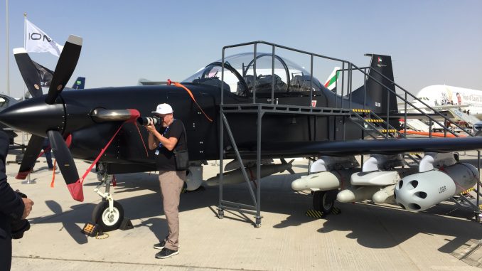 طائرة الهجوم الخفيف الإماراتية "بي-250" خلال فعاليات معرض دبي للطيران 2017 (الأمن والدفاع العربي) طائرة الهجوم الخفيف الإماراتية "بي-250" خلال فعاليات معرض دبي للطيران 2017 (الأمن والدفاع العربي)