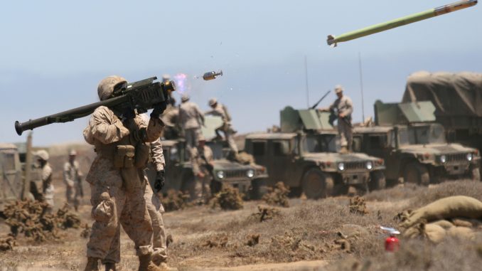 عنصر من مشاة البحرية الأميركية يطلق صاروخ FIM-92A Stinger خلال تدريبات حية في تموز/يوليو 2009 في ولاية كاليفورنيا (Marines.mil) مشاة البحرية