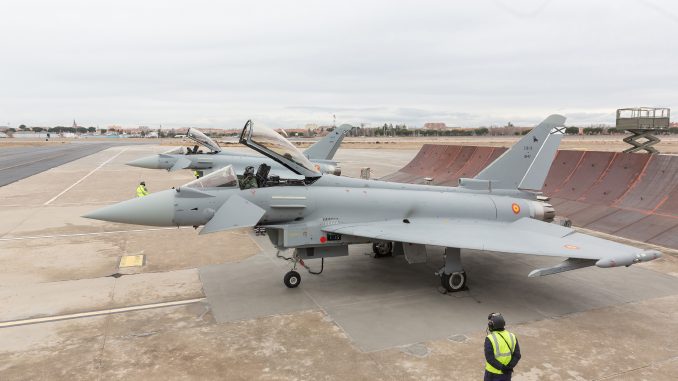 مقاتلتا "يوروفايتر تايفون" لسلاح الجو الإسباني خلال حفل التسليم (Airbus Defence and Space) مقاتلتا "يوروفايتر تايفون" لسلاح الجو الإسباني خلال حفل التسليم (Airbus Defence and Space)