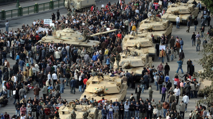 مجموعة من دبابات أبرامز مصرية تحتشد في الشارع حيث يتجمع المتظاهرون المصريون في ميدان التحرير بالقاهرة يوم 30 كانون الثاني/يناير 2011، في اليوم السادس من الاحتجاجات ضد نظام حسني مبارك (AFP) مجموعة من دبابات أبرامز مصرية تحتشد في الشارع حيث يتجمع المتظاهرون المصريون في ميدان التحرير بالقاهرة يوم 30 كانون الثاني/يناير 2011، في اليوم السادس من الاحتجاجات ضد نظام حسني مبارك (AFP)