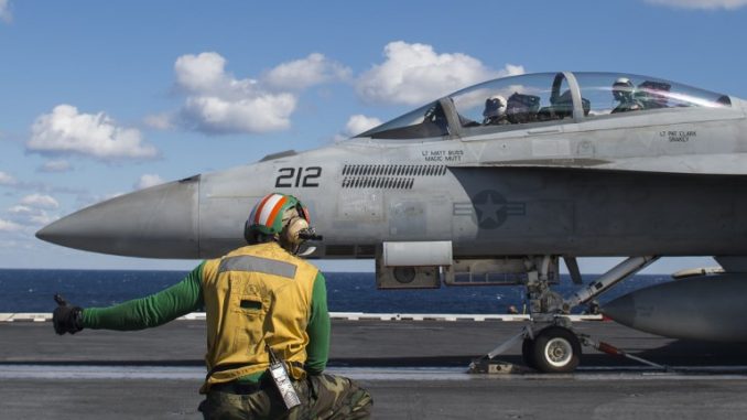 طائرة EA-18G Growler من إنتاج شركة "بوينغ" تتحضّر للإقلاع من على متن حاملة "يو أس أس جورج بوش" في المحيط الأطلسي في 26 تشرين الأول/أكتوبر 2017 (AFP) طائرة EA-18G Growler من إنتاج شركة "بوينغ" تتحضّر للإقلاع من على متن حاملة "يو أس أس جورج بوش" في المحيط الأطلسي في 26 تشرين الأول/أكتوبر 2017 (AFP)