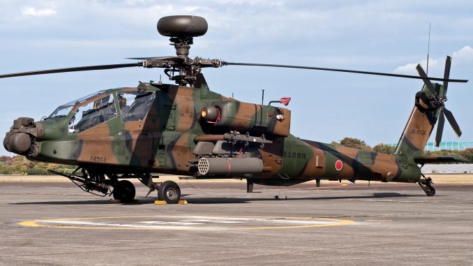 مروحية أباتشي AH-64D تابعة لسلاح الجو الياباني متمركزة في مطار تاشيكاوا في اليابان في 10 تشرين الثاني/نوفبمر 2013 (Tomoya Koyanai) مروحية أباتشي AH-64D تابعة لسلاح الجو الياباني متمركزة في مطار تاشيكاوا في اليابان في 10 تشرين الثاني/نوفبمر 2013 (Tomoya Koyanai)