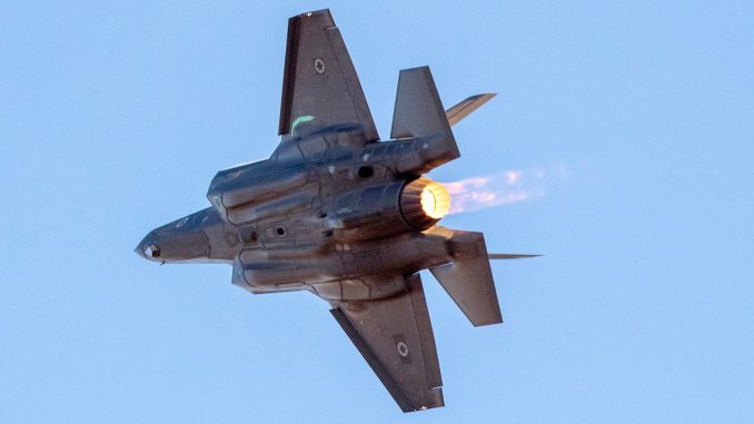 طائرة مقاتلة اسرائيلية من طراز أف-35 في عرض جوي خلال حفل تخرّج الطيارين الجدد في قاعدة هاتسيريم في صحراء النقب بالقرب من مدينة بئر السبع جنوبي اسرائيل يوم 29 حزيران/يونيو 2017 (AFP) مقاتلة أف-35