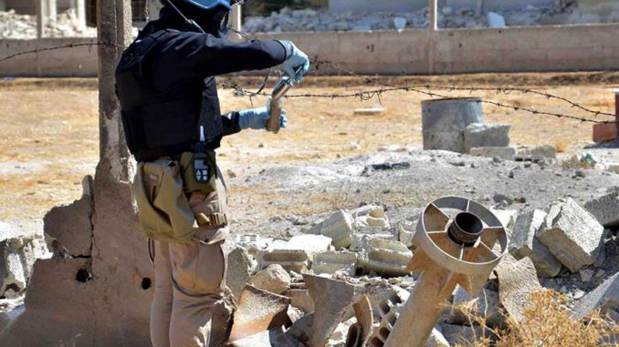 عضو من فريق التحقيق التابع للأمم المتحدة يقوم بجمع عينات من الرمال بالقرب من جزء من صاروخ استخدم في الهجمات الكيماوية المميتة على الغوطة في 28 آب/أغسطس 2013 (AP) عضو من فريق التحقيق التابع للأمم المتحدة يقوم بجمع عينات من الرمال بالقرب من جزء من صاروخ استخدم في الهجمات الكيماوية المميتة على الغوطة في 28 آب/أغسطس 2013 (AP)