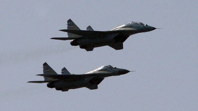 مقاتلتان إيرانيتان من نوع "ميغ-29" تحلّقان في العرض العسكري السنوي الذي يصادف حرب إيران مع العراق الثامنة، في العاصمة طهران في 22 أيلول/سبتمبر 2009 (AFP) مقاتلتان إيرانيتان من نوع "ميغ-29" تحلّقان في العرض العسكري السنوي الذي يصادف حرب إيران مع العراق الثامنة، في العاصمة طهران في 22 أيلول/سبتمبر 2009 (AFP)