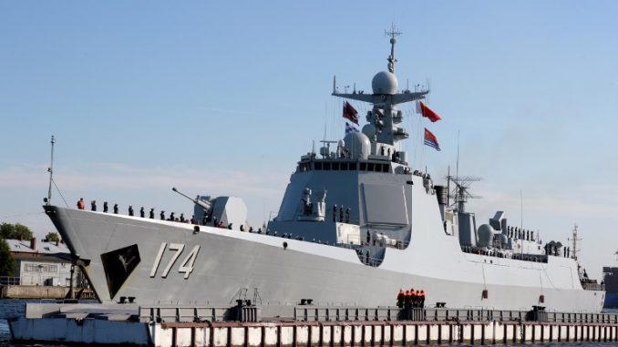 مدمرة الصواريخ التابعة للبحرية الصينية "حيفي" (Heifi) فئة 052D (Type 052D) تصل إلى إلى سانت بطرسبرغ في 27 تموز/يوليو 2017 للمشاركة في العرض العسكري الروسي (AFP). مدمرة الصواريخ التابعة للبحرية الصينية "حيفي" (Heifi) فئة 052D (Type 052D) تصل إلى إلى سانت بطرسبرغ في 27 تموز/يوليو 2017 للمشاركة في العرض العسكري الروسي (AFP).