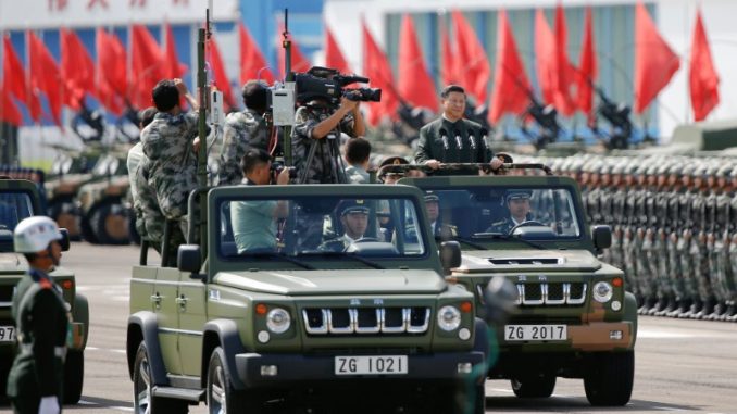 الرئيس الصيني شي جين بينغ يقوم بتفقّد جنود جيش التحرير الشعبي في ثكنة في هونغ كونغ في 30 حزيران/يونيو 2017 (AFP) الرئيس الصيني شي جين بينغ يقوم بتفقّد جنود جيش التحرير الشعبي في ثكنة في هونغ كونغ في 30 حزيران/يونيو 2017 (AFP)