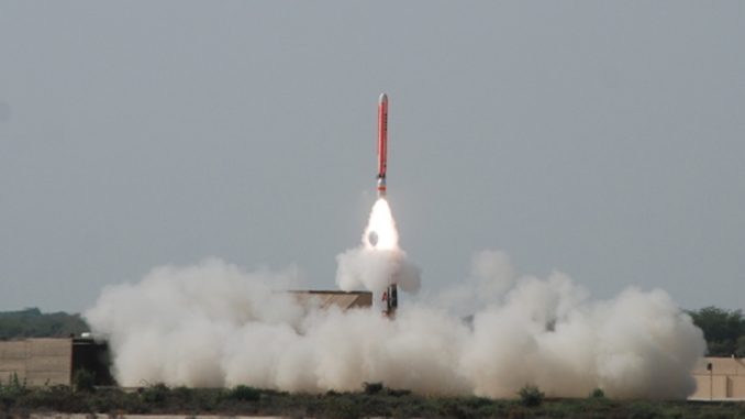 صورة أصدرها مكتب العلاقات العامة للخدمات الباكستانية (ISPR) في 17 أيلول/سبتمبر 2012، تُظهر صاروخ كروز من نوع Hatf-VII Babur قادراً على حمل رؤوس نووية، يتمّ إطلاقه من موقع غير محدّد في باكستان (AFP) صورة أصدرها مكتب العلاقات العامة للخدمات الباكستانية (ISPR) في 17 أيلول/سبتمبر 2012، تُظهر صاروخ كروز من نوع Hatf-VII Babur قادراً على حمل رؤوس نووية، يتمّ إطلاقه من موقع غير محدّد في باكستان (AFP)
