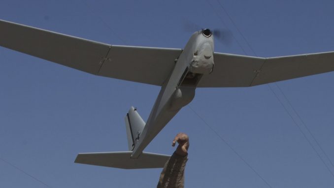 جندي يُطلق طائرة RQ-20B Puma AE II الأميركية خلال عملية في قاعدة "باترول" بولداك في 4 آذار/مارس 2013 (Wikipedia) جندي يُطلق طائرة RQ-20B Puma AE II الأميركية خلال عملية في قاعدة "باترول" بولداك في 4 آذار/مارس 2013 (Wikipedia)