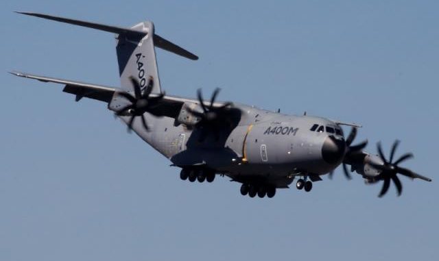 طائرة A400M تحلّق خلال عرض عسكري في اليوم الأول من معرض باريس للطيران الـ52 في مطار لو بورجيه قرب باريس، فرنسا، يوم 19 حزيران/يونيو 2017 (Reuters) طائرة A400M تحلّق خلال عرض عسكري في اليوم الأول من معرض باريس للطيران الـ52 في مطار لو بورجيه قرب باريس، فرنسا، يوم 19 حزيران/يونيو 2017 (Reuters)