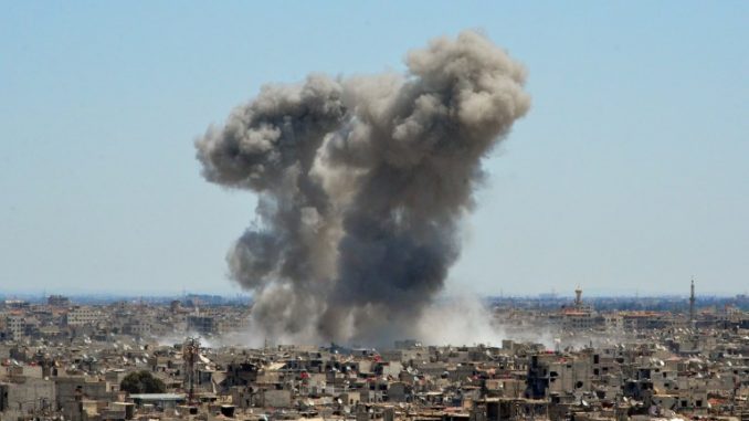 صورة تم التقاطها خلال جولة للحكومة بالقرب من حي القدم الجنوبي بدمشق، تُظهر دخاناً يتصاعد من المباني في مخيم اليرموك، وهو مخيم للاجئين الفلسطينيين على أطراف العاصمة، والمناطق المحيطة به، خلال قصف النظام الذي يستهدف جماعة الدولة الإسلامية (داعش) في 24 نيسان/أبريل 2018 (AFP) صورة تم التقاطها خلال جولة للحكومة بالقرب من حي القدم الجنوبي بدمشق، تُظهر دخاناً يتصاعد من المباني في مخيم اليرموك، وهو مخيم للاجئين الفلسطينيين على أطراف العاصمة، والمناطق المحيطة به، خلال قصف النظام الذي يستهدف جماعة الدولة الإسلامية (داعش) في 24 نيسان/أبريل 2018 (AFP)