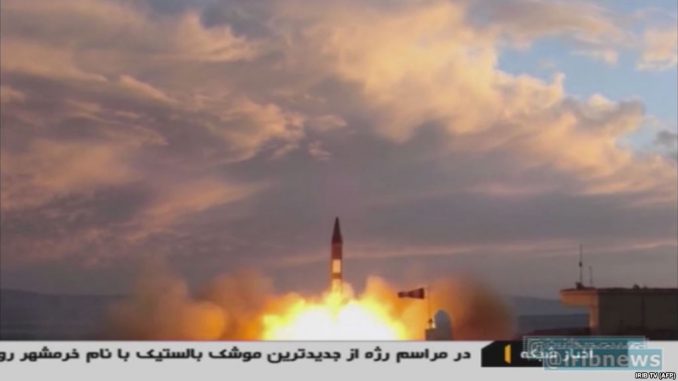 بث تلفزيوني في 23 أيلول/سبتمبر 2017 من هيئة الإذاعة الإسلامية الإيرانية (IRIB)، يُظهر عملية إطلاق صاروخ خرمشور من مكان مجهول، بعد يوم واحد من عرض الصاروخ المذكور لأول مرة في استعراض عسكري رفيع المستوى في العاصمة طهران (AFP) إيران