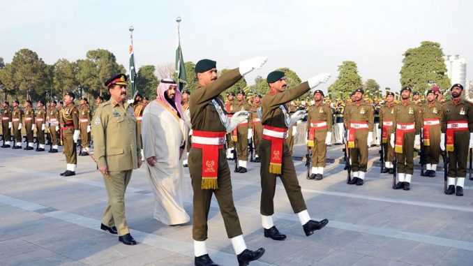 صورة نشرتها العلاقات العامة للخدمات المشتركة (ISPR) في 10 كانون الثاني/يناير 2016، نائب ولي العهد ووزير الدفاع السعودي، محمد بن سلمان آل سعود مع قائد الجيش الباكستاني الجنرال رحيل شريف في مقر القيادة العامة في روالبندي (AFP) صورة نشرتها العلاقات العامة للخدمات المشتركة (ISPR) في 10 كانون الثاني/يناير 2016، نائب ولي العهد ووزير الدفاع السعودي، محمد بن سلمان آل سعود مع قائد الجيش الباكستاني الجنرال رحيل شريف في مقر القيادة العامة في روالبندي (AFP)