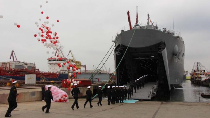 سفينة الإنزال البرمائية التركية سنجقدار "TCG Sancaktar" أثناء تسليمها للقوات البحرية في 7 نيسان/أبريل 2018 سفينة الإنزال البرمائية التركية سنجقدار "TCG Sancaktar" أثناء تسليمها للقوات البحرية في 7 نيسان/أبريل 2018