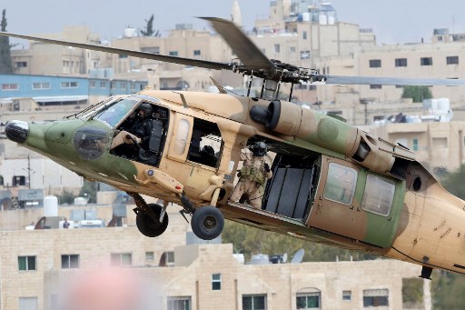 قوات العمليات الخاصة الأردنية تقوم بمناورات خلال العرض الإفتتاحي لمعرض Sofex 2018 في الأردن (فرنس برس) قوات العمليات الخاصة الأردنية تقوم بمناورات خلال العرض الإفتتاحي لمعرض Sofex 2018 في الأردن (فرنس برس)