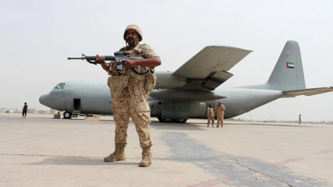 جندي إماراتي يقف حرساً بجوار طائرة نقل عسكرية إماراتية من نوع "سي-130" في مطار مدينة عدن الساحلية اليمنية الجنوبية يوم 8 آب/أغسطس 2015 (رويترز) جندي إماراتي يقف حرساً بجوار طائرة نقل عسكرية إماراتية من نوع "سي-130" في مطار مدينة عدن الساحلية اليمنية الجنوبية يوم 8 آب/أغسطس 2015 (رويترز)
