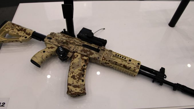 بندقية هجومية من طراز AK-12 معروضة في معرض أسلحة روسي. اختارت وزارة الدفاع الروسية البندقية ليتم تزويدها في صفوف قوات المشاة البرية والمحمولة جواً والبحرية في العام الجاري. (فيتالي أف. كوزمين/ ويكيميديا كومنز) بندقية هجومية من طراز AK-12 معروضة في معرض أسلحة روسي. اختارت وزارة الدفاع الروسية البندقية ليتم تزويدها في صفوف قوات المشاة البرية والمحمولة جواً والبحرية في العام الجاري. (فيتالي أف. كوزمين/ ويكيميديا كومنز)