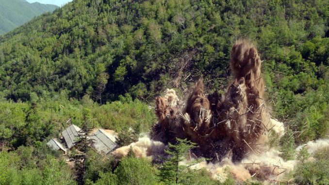 صورة صادرة عن وكالة الأنباء الكورية المركزية الرسمية الكورية الشمالية (KCNA) في 25 أيار/مايو 2018 تُظهر "احتفالًا بهدم" منشأة تجارب نووية في كوريا الشمالية (AFP) كوريا الشمالية