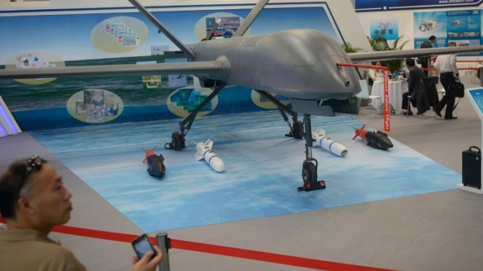 طائرة CH-4 الصينية غير المأهولة خلال عرض ثابت في معرض بكين الدولي للطيران، في بكين في 26 أيول/سبتمبر 2013 (AFP) طائرة CH-4 الصينية غير المأهولة خلال عرض ثابت في معرض بكين الدولي للطيران، في بكين في 26 أيول/سبتمبر 2013 (AFP)