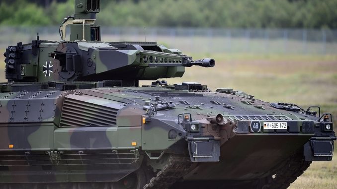مركبة المشاة القتالية "بوما بانزر" (Puma Panzer) خلال مراسم تسليمها الرسمية إلى القوات المسلحة الألمانية في 24 حزيران/يونيو 2015 بالقرب من مدينة أولزن الألمانية (Getty Images) مركبة المشاة القتالية "بوما بانزر" (Puma Panzer) خلال مراسم تسليمها الرسمية إلى القوات المسلحة الألمانية في 24 حزيران/يونيو 2015 بالقرب من مدينة أولزن الألمانية (Getty Images)