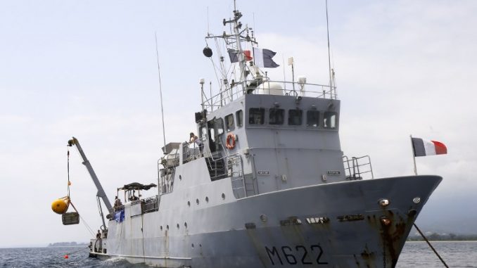 سفينة FS Pluton M622 تابعة للبحرية الفرنسية، التي يقع مقرها في ميناء تولون الجنوبي الفرنسي، ترسو بالقرب من موقع طائرة مقاتلة تابعة للقوات الجوية الأميركية P-47 Thunderbolt ، والتي تحطمت خلال الحرب العالمية الثانية قبالة جزيرة كورسيكا الفرنسية في البحر الأبيض المتوسط (AFP) سفينة FS Pluton M622 تابعة للبحرية الفرنسية، التي يقع مقرها في ميناء تولون الجنوبي الفرنسي، ترسو بالقرب من موقع طائرة مقاتلة تابعة للقوات الجوية الأميركية P-47 Thunderbolt ، والتي تحطمت خلال الحرب العالمية الثانية قبالة جزيرة كورسيكا الفرنسية في البحر الأبيض المتوسط (AFP)