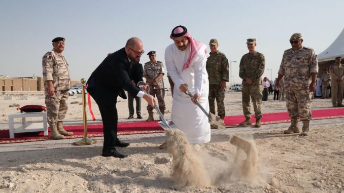 وزير الدفاع القطري وقائد الجناح الجوي الأميركي في قاعدة العديد يضعان حجر الأساس لمشروع توسيع القاعدة في 24 تموز/ يوليو وزير الدفاع القطري وقائد الجناح الجوي الأميركي في قاعدة العديد يضعان حجر الأساس لمشروع توسيع القاعدة في 24 تموز/ يوليو