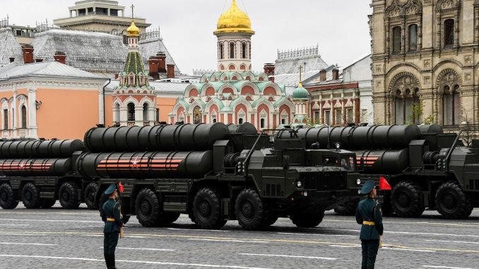 أنظمة الصواريخ S-400 Triumph الروسية متوسطة وطويلة المدى تمر عبر الميدان الأحمر خلال العرض العسكري ليوم النصر في موسكو يوم 9 أيار/مايو 2017 (AFP) أنظمة الصواريخ S-400 Triumph الروسية متوسطة وطويلة المدى تمر عبر الميدان الأحمر خلال العرض العسكري ليوم النصر في موسكو يوم 9 أيار/مايو 2017 (AFP)
