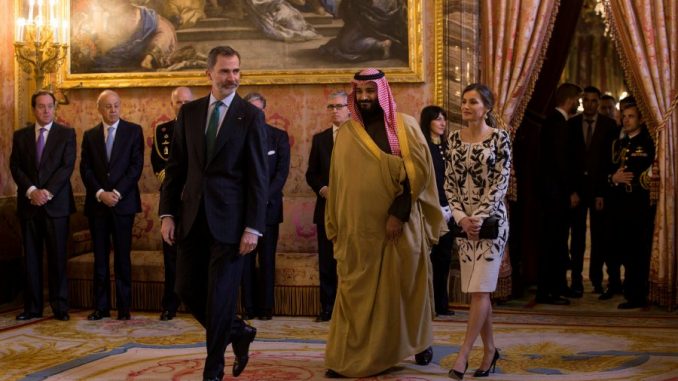 Saudi Crown Prince Mohammed bin Salman meets Spanish King Felipe and PM Rajoy in Madrid الملك الإسبانيا فيليبي وزوجته وولي العهد السعودي الأمير محمد بن سلمان يدخلون غرفة لاستقبال الضيوف قبل تناول وجبة غداء في القصر الملكي في مدريد، إسبانيا في 12 نيسان/أبريل 2018 (وكالة رويترز)