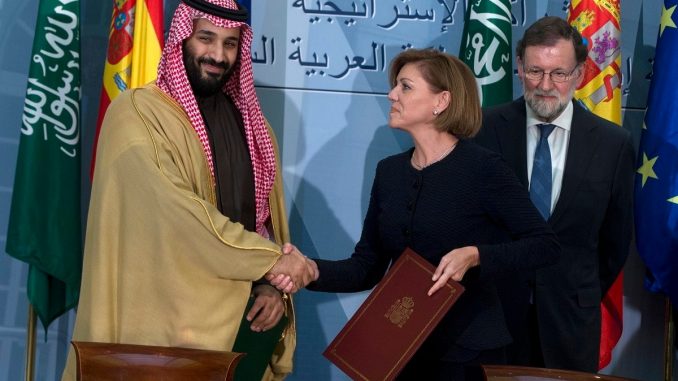 ولي العهد السعودي الأمير محمد بن سلمان يصافح وزيرة الدفاع آنذاك ماريا دولوريس بعد توقيع اتفاقات ثنائية في حضور رئيس وزراء اسبانيا آنذاك ماريانو راخوي في 12 نيسان/أبريل 2018 (AP) ولي العهد السعودي الأمير محمد بن سلمان يصافح وزيرة الدفاع آنذاك ماريا دولوريس بعد توقيع اتفاقات ثنائية في حضور رئيس وزراء اسبانيا آنذاك ماريانو راخوي في 12 نيسان/أبريل 2018 (AP)