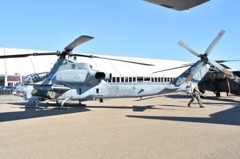 مروحية من طراز AH-1Zمن إنتاج شركة Bell خلال معرض مراكش الدولي للطيران 2018 مروحية من طراز AH-1Zمن إنتاج شركة Bell خلال معرض مراكش الدولي للطيران 2018
