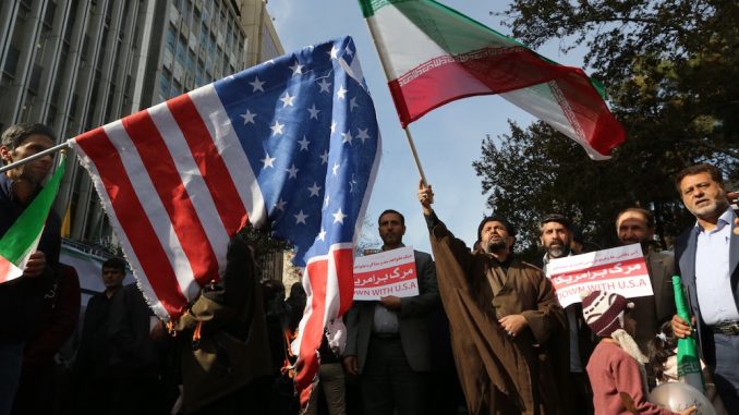 عشية تجدد العقوبات الأميركية، قام المتظاهرون الإيرانيون بالظهور خارج السفارة الأميركية السابقة في العاصمة الإيرانية طهران في 4 تشرين الثاني/نوفمبر 2018 ، بمناسبة الذكرى السنوية لاقتحامها من قبل المتظاهرين الطلابيين التي أثارت أزمة رهائن في عام 1979 (AFP) عشية تجدد العقوبات الأميركية، قام المتظاهرون الإيرانيون بالظهور خارج السفارة الأميركية السابقة في العاصمة الإيرانية طهران في 4 تشرين الثاني/نوفمبر 2018 ، بمناسبة الذكرى السنوية لاقتحامها من قبل المتظاهرين الطلابيين التي أثارت أزمة رهائن في عام 1979 (AFP)