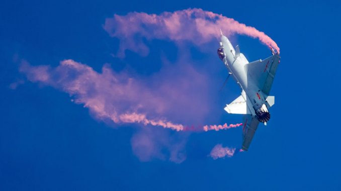المقاتلة الصينية J-10B خلال معرض الصين للطيران 2018 في 6 تشرين الثاني/ نوفمبر المقاتلة الصينية J-10B خلال معرض الصين للطيران 2018 في 6 تشرين الثاني/ نوفمبر
