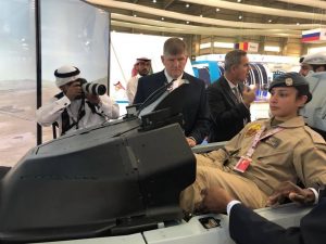 الملازم ثاني طيار، الشيخة عائشة بنت راشد آل خليفة، خلال تجربة جهاز محاكاة طائرة أف ١٦ بلوك ٧٠